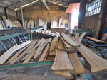 Proceso de serrado de madera en Maderas Angel Suárez S.L.